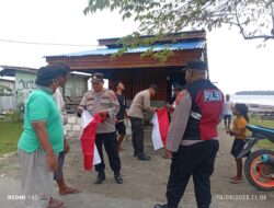 Kapolsek Sarmi Kota Bagikan Bendera Merah Putih kepada Warga Menyambut HUT RI