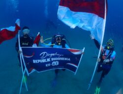 Ditpolairud Polda Papua Gelar Upacara Bawah Laut Peringati HUT ke-80 Kemerdekaan RI