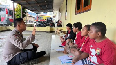 Polres Jayawijaya – Subsatgas Si Ipar Gelar Kegiatan Belajar Mengajar Bagi Anak-anak Dalam Rangka Operasi Rasaka Cartenz 2025