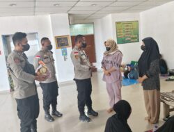 Kapolsek Bonggo Jenguk Korban Laka Lantas di RS Marthen Indey Jayapura