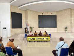 Polres Teluk Bintuni Fasilitasi Penyelesaian Adat Kasus Pemukulan Pencaker OAP 7 Suku