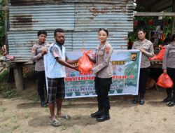 Polwan Polres Sarmi Gelar Bakti Sosial Bagikan Sembako Kepada Warga