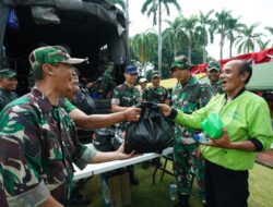 TNI Bagikan 15 Ribu Paket Sembako untuk Masyarakat di Monas