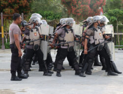 Personel Sat Samapta Polres Sarmi Gelar Latihan Dalmas di Halaman Mapolres
