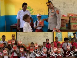 Kapolda Papua beri bantuan berupa Susu GSM kepada murid SD Inpres Burmeso Distrik Mamberamo Tengah Kab. Mamberamo Raya