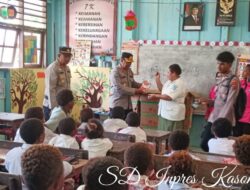 Kapolda Papua beri Bantuan Susu SGM kepada murid SD Inpres Kasonaweja Distrik Mamberamo Tengah Kab. Mamberamo Raya