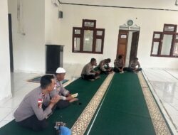 Personel Polres Sarmi Beragama Muslim Ikuti Kegiatan Binrohtal di Masjid Nur Rahmat
