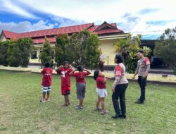 Polisi Pi Ajar Subsatgas SI-IPAR Gelar Edukasi Bersama Anak-anak di Halaman Mako Polres Jayawijaya