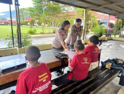 Dekatkan Diri dengan Anak-anak, Subsatgas SI-IPAR Rasaka Cartenz 2025 Gelar Kegiatan Belajar di Polres Jayawijaya