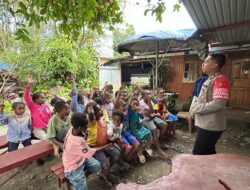 Polisi Pi Ajar Sosialisasikan Pendidikan Hukum di Kampung Walani dalam Operasi Rasaka Cartenz 2025