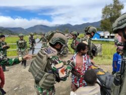 Pelayanan Kesehatan Dan Berikan Pakaian Gratis Prajurit Satgas Yonif 4 Marinir, Untuk Masyarakat Di Papua Pegunungan Tengah Distrik Obano