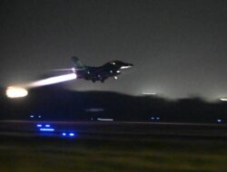 “Penerbang Tempur TNI AU Asah Kemampuan Terbang Malam Terintegrasi”