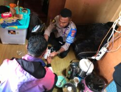 Personel Subsatgas Keladi Sagu Bagikan Obat kepada Anggota Polres Lanny Jaya