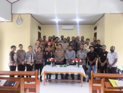 Personel Polres Sarmi yang Beragama Kristen Laksanakan Bimbingan Rohani di Gedung Bintal