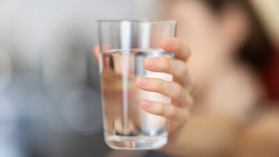 Minum saat Berdiri Bisa Bikin Beban Ginjal Lebih Berat, Apakah Benar?