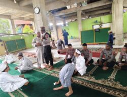 Pererat Ukhuwah, Kasat Samapta Polres Sarmi Sholat Jum’at Bersama Warga Mararena