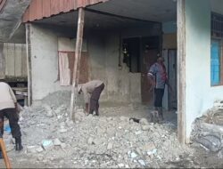 Tanggap Bencana, Kapolsek Pantai Timur dan Anggota Bantu Warga Pulihkan Rumah Pasca Gempa
