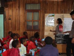 Rasaka Cartenz 2025: Polisi Pi Ajar Kembali Hadir di Kampung Walani, Ajak Anak-Anak Belajar Huruf