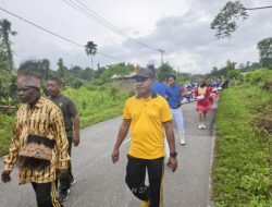 Semarak HUT Kampung Tetom Jaya, Waka Polsek Bonggo Ikut Gerak Jalan Santai