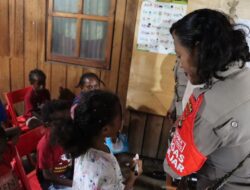 Polri Terus Hadirkan Pendidikan untuk Anak-Anak di Pegunungan Tengah: Operasi Rasaka Cartenz 2025 Gelar Kelas Belajar di Kampung Walani