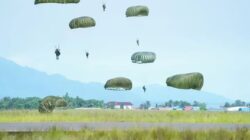 Bersama Tuhan Menyerbu Dari Langit: Ratusan Prajurit TNI Terjun di Morowali