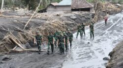 Kasdam V/Brawijaya Tinjau Lokasi Terdampak Erupsi Semeru dan Gelar Bhakti Sosial untuk Warga