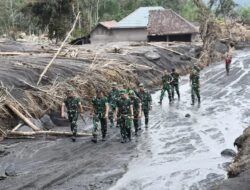Kasdam V/Brawijaya Tinjau Lokasi Terdampak Erupsi Semeru dan Gelar Bhakti Sosial untuk Warga