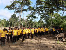 Semangat Gotong Royong! Kapolres Sarmi Pimpin Personel Bersihkan Lahan Ketahanan Pangan