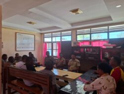 Kapolsek Sarmi Kota Iptu Suhartono Redam Aksi Spontan Demo Damai Guru dan Siswa SMA Negeri 1 Sarmi dengan Langkah Humanis