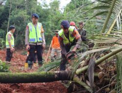 Polresta Cilacap Terjunkan Personel hingga Anjing Pelacak untuk Bantu Evakuasi Longsor di Cibeunying Kecamatan Majenang