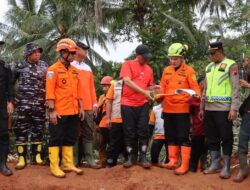 Gubernur Jawa Tengah Tinjau Lokasi Longsor Majenang, Kapolresta Cilacap Pastikan Pengamanan dan Evakuasi Berjalan Lancar