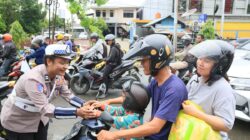 Polwan Cantik Ditlantas Polda Papua Barat Bagikan Coklat dan Bunga kepada Pengendara Tertib dalam Operasi Zebra Mansinam 2025