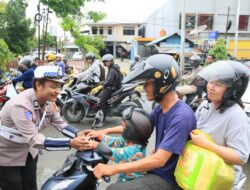 Polwan Cantik Ditlantas Polda Papua Barat Bagikan Coklat dan Bunga kepada Pengendara Tertib dalam Operasi Zebra Mansinam 2025