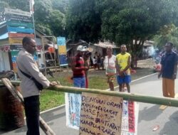 Anggota Polsek Pantai Timur Respon Cepat Pemalangan Terkait Dugaan Penyalahgunaan Dana Desa di Kampung Arare