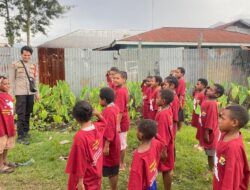 Subsatgas SI IPAR Polres Jayawijaya Gelar Pembinaan Belajar bagi Anak-Anak di Rumah Fredi Wenda