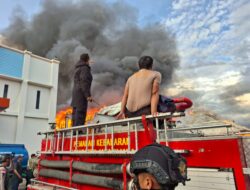 Polres Jayawijaya Bersinergi dengan Brimob, TNI, Damkar, dan Masyarakat Padamkan Kebakaran di Gereja El Saddai