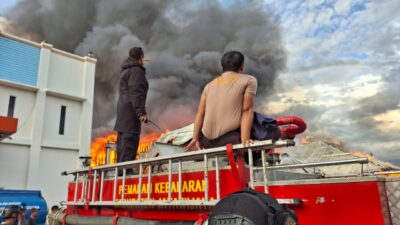 Polres Jayawijaya Bersinergi dengan Brimob, TNI, Damkar, dan Masyarakat Padamkan Kebakaran di Gereja El Saddai