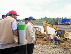 Percepatan Pemulihan Akses, Presiden Prabowo Tinjau Pengerjaan Jembatan Bailey Teupin Mane di Bireuen