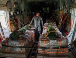 TNI Lakukan Airdrop Bantuan Sembako 5,4 Ton di Blankejeren, Gayo Lues