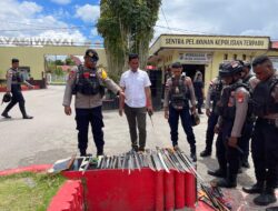 Polres Jayawijaya Gelar Razia Sajam, 24 Barang Bukti Diamankan di Jalan Jb Wenas