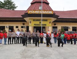 Polres Sarmi Tebar Kegembiraan Lewat Patroli Santa Ceria