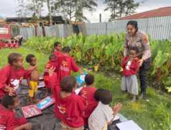 Subsatgas SI IPAR Operasi Rasaka Cartenz 2025 Gelar Edukasi Anak di Halaman Rumah Warga Wamena