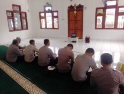 Personel Polres Sarmi Ikuti Binroh Secara Daring di Masjid Nur Rahmat