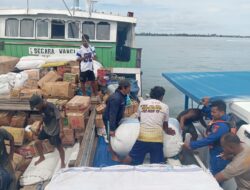 Sat Polairud Polres Sarmi Evakuasi Barang Dagangan Milik Warga Mamberamo Setelah KLM Segara Wangi Alami Kerusakan Mesin