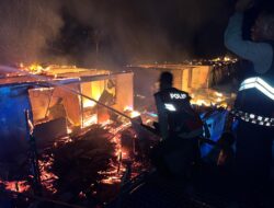 Polres Sarmi Bersama Polsek Sarmi Kota Respon Cepat Kebakaran di Kampung Sarmo