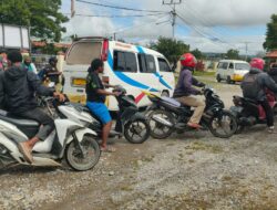 Polsek Wamena Kota Gelar Razia Harkamtibmas Dua Parang dan Empat Motor Tanpa Surat Diamankan  Wamena — Polsek Wamena Kota melaksanakan razia dalam rangka menjaga keamanan dan ketertiban masyarakat (Harkamtibmas) di wilayah Kota Wamena, Selasa (9/12). Razia yang dimulai pukul 08.30 WIT ini dipusatkan di Mapolsek Wamena Kota, Kampung Hom Hom, Jalan Trans Irian No. 06, Kabupaten Jayawijaya.  Kegiatan dipimpin langsung oleh Kapolsek Wamena Kota AKP Saharuddin, S.H., didampingi Wakapolsek IPTU Zabur Esomar, serta jajaran perwira dan 12 personel Polsek Wamena Kota. Setelah apel persiapan, tim langsung bergerak melaksanakan razia di sejumlah titik dalam kota.  Hingga pukul 09.25 WIT, razia berlangsung aman dan situasi terpantau kondusif. Dalam kegiatan tersebut, petugas berhasil mengamankan sejumlah barang bukti berupa dua bilah parang serta empat unit sepeda motor tanpa surat-surat. Seluruh barang bukti kini diamankan di Polsek Wamena Kota untuk proses lebih lanjut.  Kapolsek Wamena Kota AKP Saharuddin, S.H. mengatakan bahwa razia ini merupakan upaya cipta kondisi untuk menjaga stabilitas kamtibmas menjelang kegiatan masyarakat di bulan Desember.  “Kami akan terus meningkatkan kegiatan preventif guna menjamin keamanan warga,” ujarnya.  Razia berjalan lancar, tertib, dan mendapat respons positif dari masyarakat sekitar.(rd)