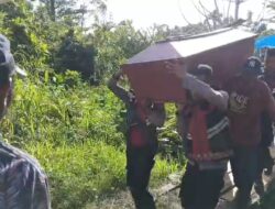 Personil Pos Shelter Sat Samapta Polres Sarmi Bantu Proses Pemakaman Warga Serwar Baru