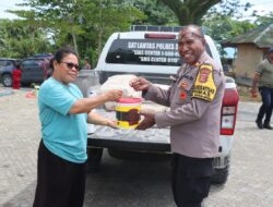 Polres Sarmi Tebar Kasih Natal Lewat Bakti Sosial di Gereja Ebenheizer