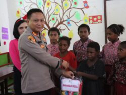 Polres dan Bhayangkari Sarmi Hadirkan Sukacita Natal bagi Siswa SDN Wapoania