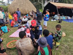 Polres Jayawijaya Hadir di Tengah Bencana, Tim Dokkes Layani Korban Banjir